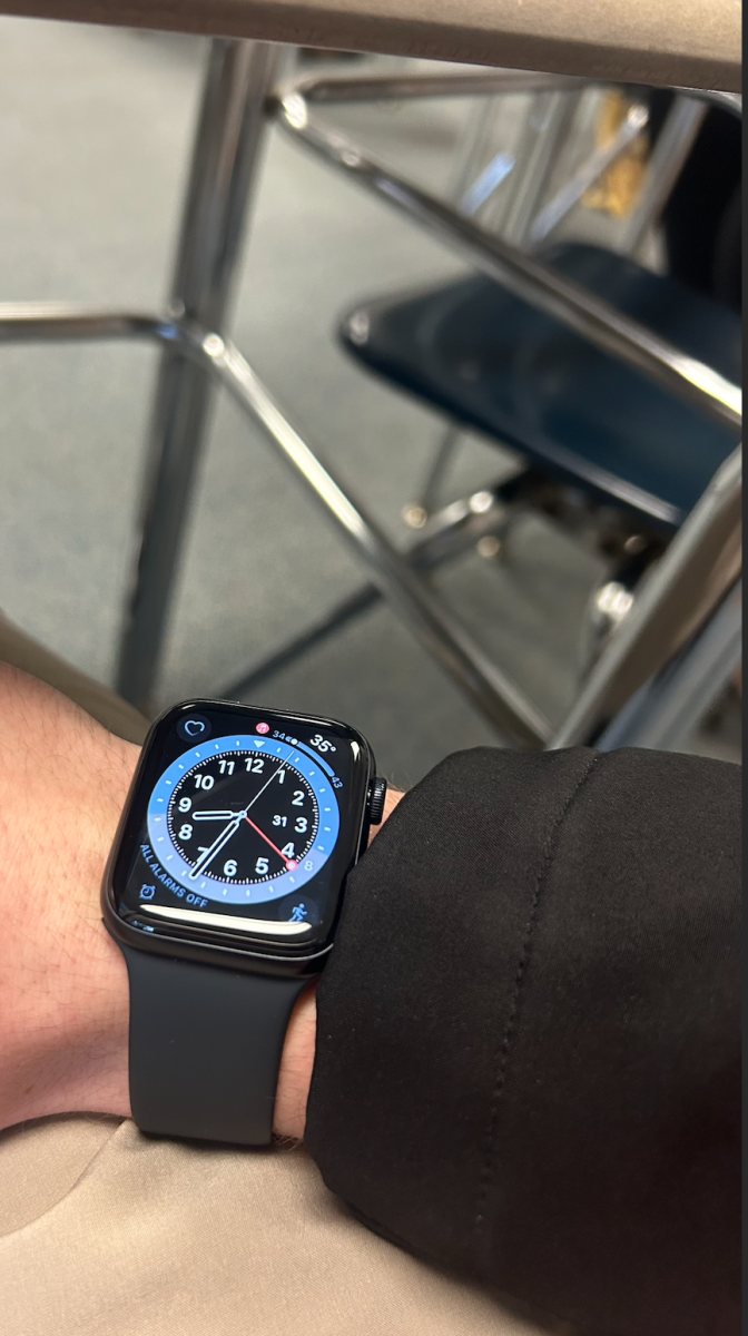 The+Apple+Watch+SE+shines+brightly+on+the+wrist