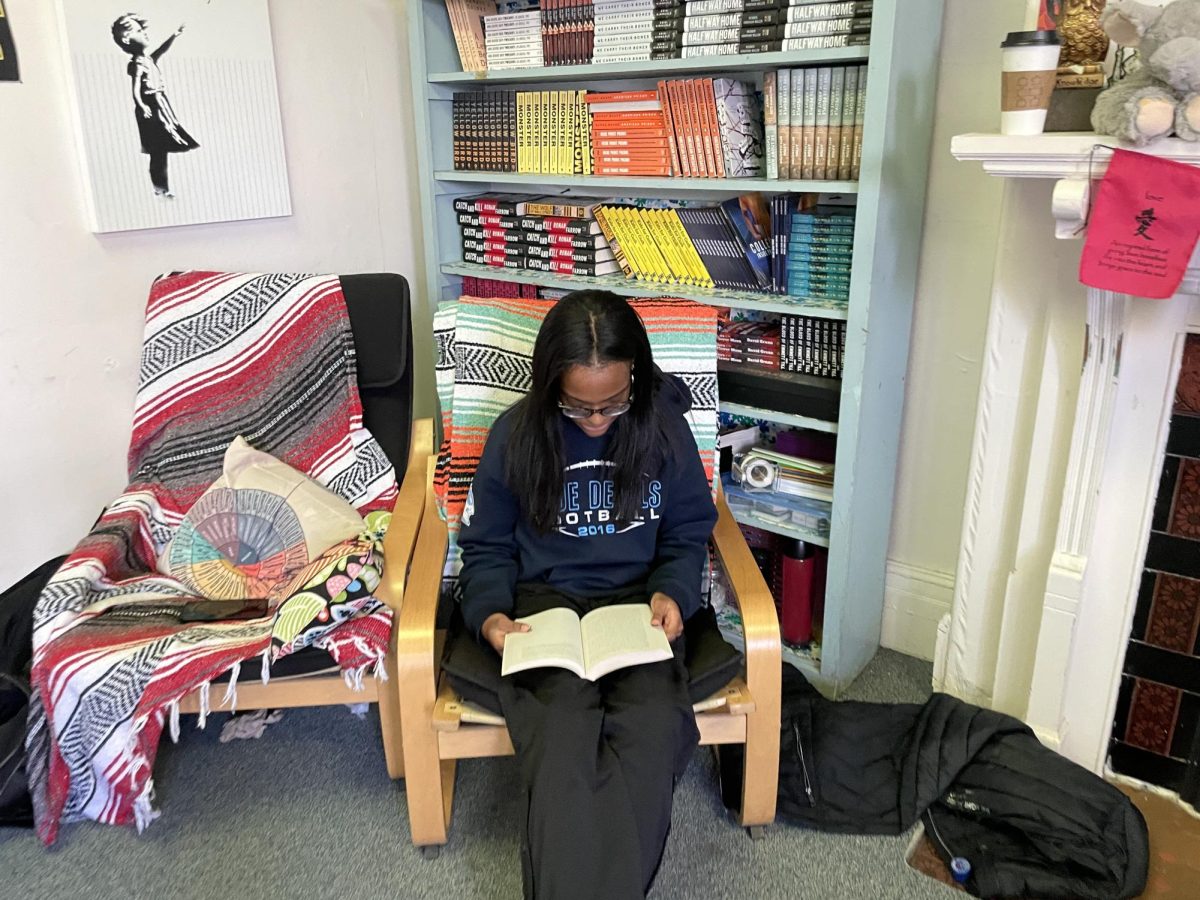 Mackenzie Hines '25 reading her choice book, A good Girl's Guide to Murder, by Holly Jackson. 