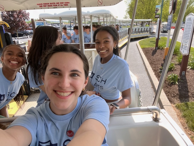 Leah Laudenbach '25 and Avi Oliver '25 on the Hershey Park bus.